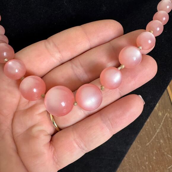 Vintage Hidden Clasp Graduated Pink Pearlescent Bead Necklace - Picture 5 of 5